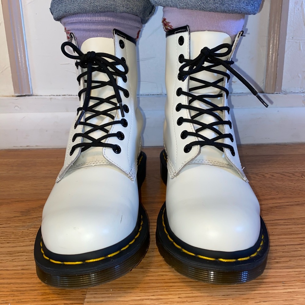 Women’s white doc martens. ♥️🍒